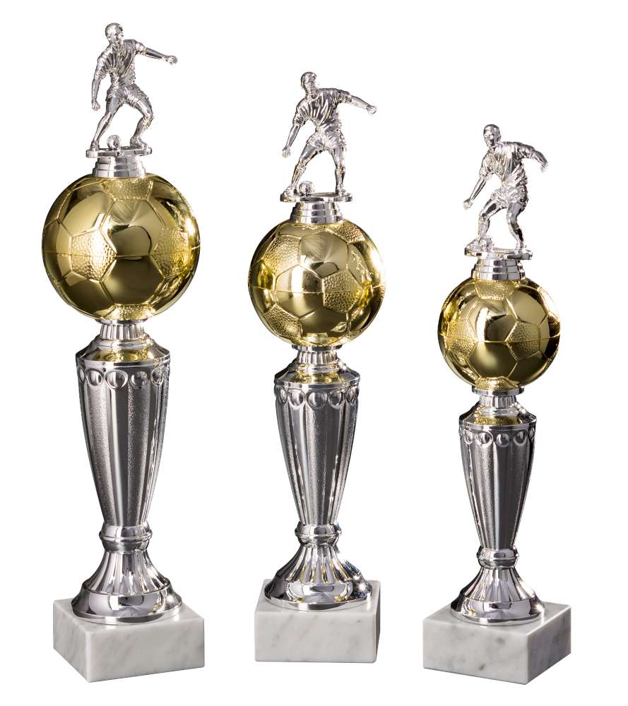 Drei silberne Fußballtrophäen mit goldenen Fußbällen, jeweils ein exquisiter 3er Serie Fußball 310 mm - 370 mm PK756030-3, gekrönt mit Figuren von Fußballspielern in verschiedenen Posen.

