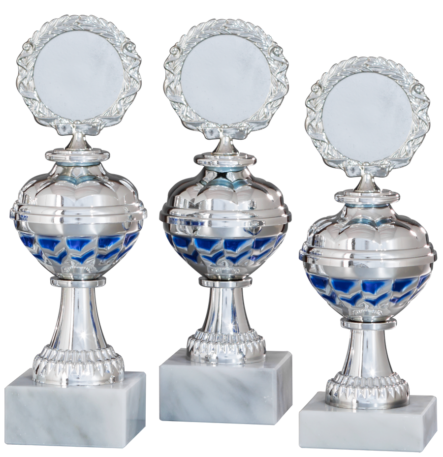 Drei Pokale „Rheinische 3-er Pokalserie 208 mm – 228 mm“ PK758440-3-E50 mit gemusterten blauen Akzenten, auf weißen Marmorsockeln montiert, in einer Reihe ausgestellt und präsentieren ihr exklusives Design und hochwertiges Material.