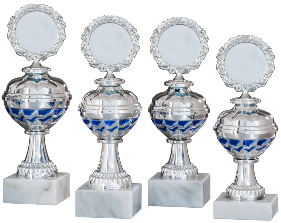 Vier silberne Trophäen mit blauen Akzenten und weißen Marmorsockeln sind in einer Reihe vor einem schwarzen Hintergrund angeordnet und jede glänzt wie ein exquisiter Pokale Delmenhorst 4-er Pokalserie 208 mm - 235 mm PK758440-4-E50, der die höchste Auszeichnung verdient.