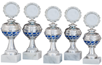 Thumbnail for Fünf silberne Trophäen mit blauen Akzenten, jede mit einem runden Emblem versehen, in einer Reihe auf weißen Marmorsockeln vor schwarzem Hintergrund. Diese Pokale Viersen 5-er Pokalserie 208 mm - 245 mm PK758440-5-E50 sind wahre Symbole der Leistung.