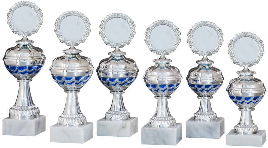 Eine Reihe aus sechs exquisiten silbernen Pokalen der Bamberg 6-er Pokalserie 208 mm – 255 mm PK758440-6-E50 mit leeren runden Plaketten an der Oberseite und einem blau-weißen Design auf der Unterseite, alle auf Marmorsockeln stehend und mit exklusivem Design aus hochwertigem Material gefertigt.