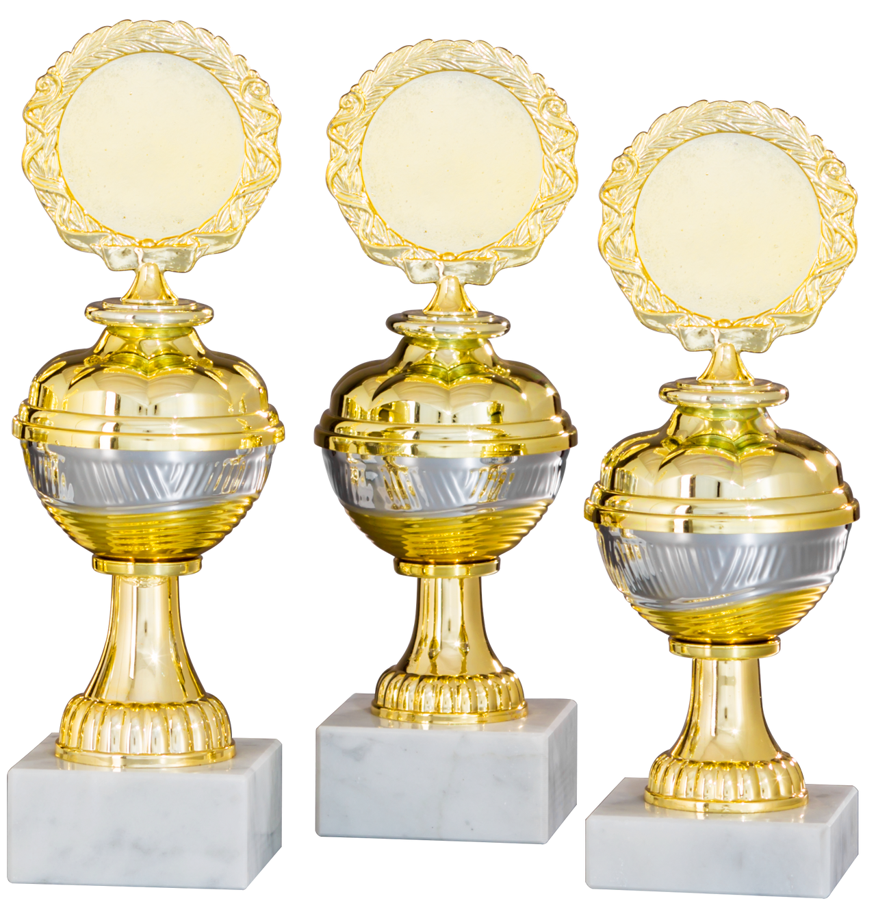 Drei elegante Trophäen der Pokale Troisdorf 3-er Pokalserie 208 mm – 228 mm PK758580-3-E50 mit runden Spitzen, ausgestellt auf weißen Marmorsockeln.