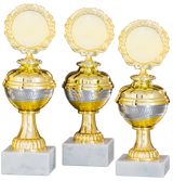 Drei elegante Trophäen der Pokale Troisdorf 3-er Pokalserie 208 mm – 228 mm mit runden Spitzen, ausgestellt auf weißen Marmorsockeln.