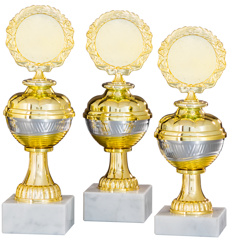 Drei elegante Trophäen der Pokale Troisdorf 3-er Pokalserie 208 mm – 228 mm PK758580-3-E50 mit runden Spitzen, ausgestellt auf weißen Marmorsockeln.