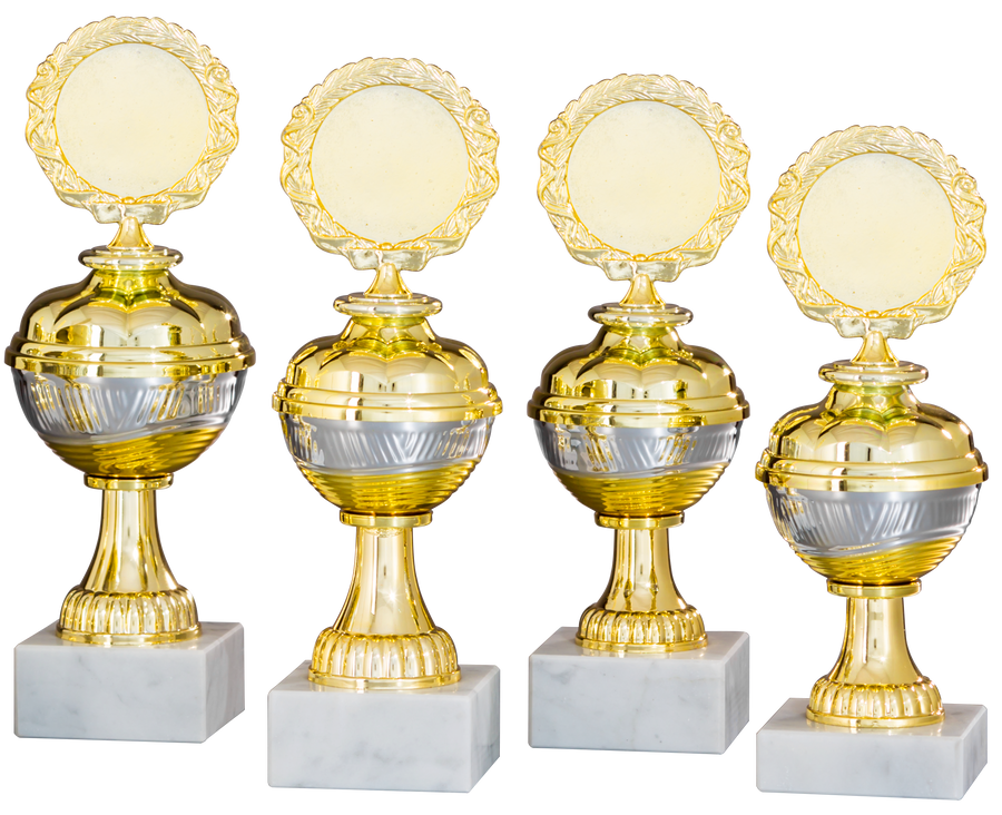 Vier identische Pokale Gladbeck 4-er Pokalserie 208 mm – 235 mm PK758580-4-E50 mit leeren runden Plaketten an der Oberseite, auf weißen Marmorsockeln vor schwarzem Hintergrund.