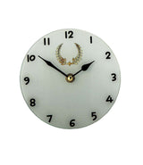 Eine runde weiße Uhr mit schwarzen Ziffern und schwarzen Stunden- und Minutenzeigern, die die Zeit als 9:10 anzeigt. Das Zifferblatt weist über der Mitte ein goldenes Kranzemblem auf, was es zu einer perfekten Trophäe-Uhr 150 mm Durchmesser oder sogar zu einer besonderen Auszeichnung macht.