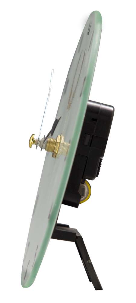Seitenansicht einer Uhr mit transparentem, rundem Zifferblatt, Uhrzeigern, Messingkomponenten und schwarzem, batteriebetriebenem Uhrwerk. Trophäe Uhr 150 mm Durchmesser von POMEKI.