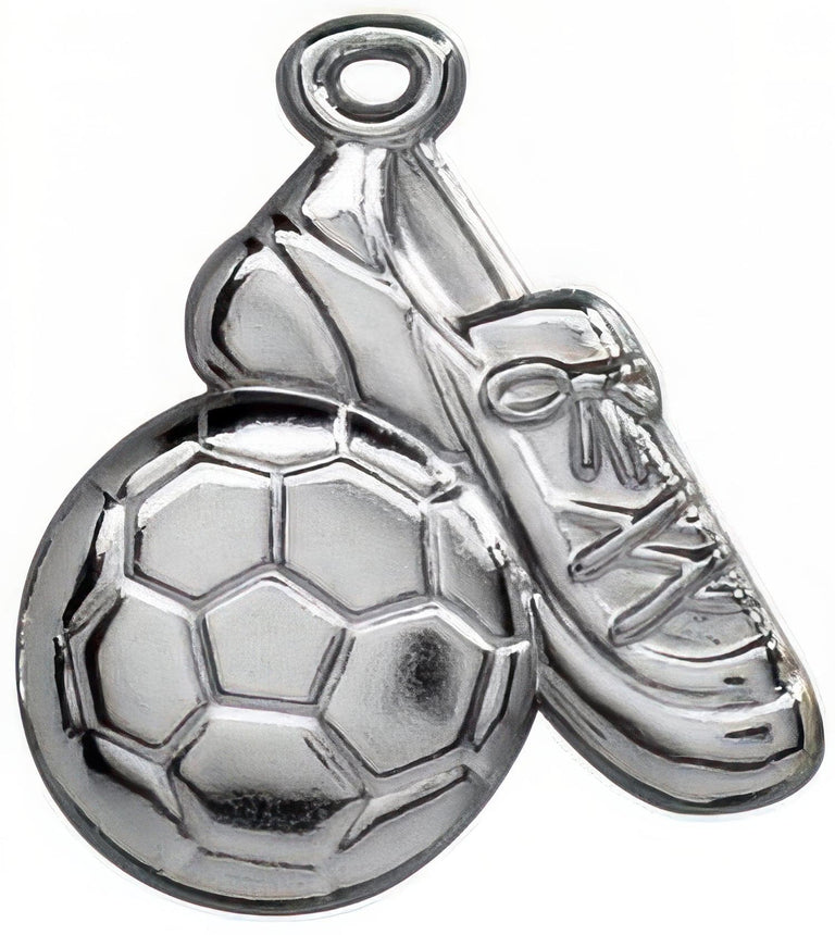 Ein silberner Anhänger mit der Abbildung eines Fußballs und eines Fußballschuhs, gefertigt aus hochwertigem Material mit exklusivem Design und mit einer Schlaufe an der Oberseite zum Befestigen an einer Kette, heißt Fußball mit Schuh Medaillen Ludwigshafen 53x50 mm
