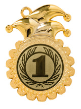 Eine Karnevalsmedaille Osnabrück 107 x 75 mm mit der Zahl „1“ in der Mitte, umgeben von Lorbeerblättern und einem gewellten Rand, gekrönt mit einer Narrenhutverzierung, zeigt ein exklusives Design aus hochwertigem Material.