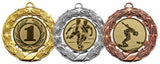 Drei Medaillen: eine Goldmedaille für den ersten Platz mit einem „1“-Symbol, eine Silbermedaille für den zweiten Platz mit Fußballspielern und eine Bronzemedaille für den dritten Platz mit einem Schwimmer im Sprung. Jede Medaille Mannheim 85 mm verfügt über ein exklusives Design und ist aus hochwertigem Material für außergewöhnliche Qualität gefertigt.