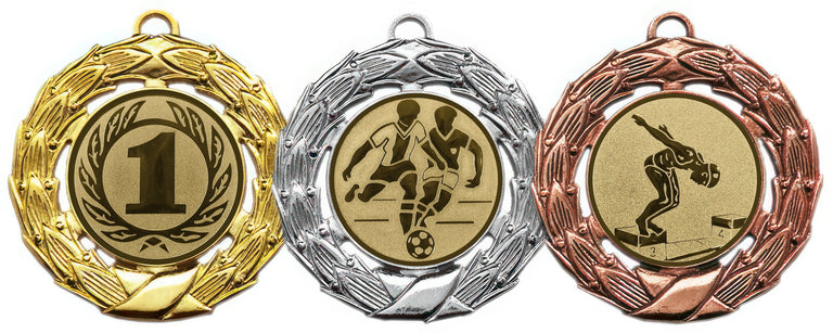 Drei Medaillen: eine Goldmedaille für den ersten Platz mit einem „1“-Symbol, eine Silbermedaille für den zweiten Platz mit Fußballspielern und eine Bronzemedaille für den dritten Platz mit einem Schwimmer im Sprung. Jede Medaille Mannheim 85 mm verfügt über ein exklusives Design und ist aus hochwertigem Material für außergewöhnliche Qualität gefertigt.