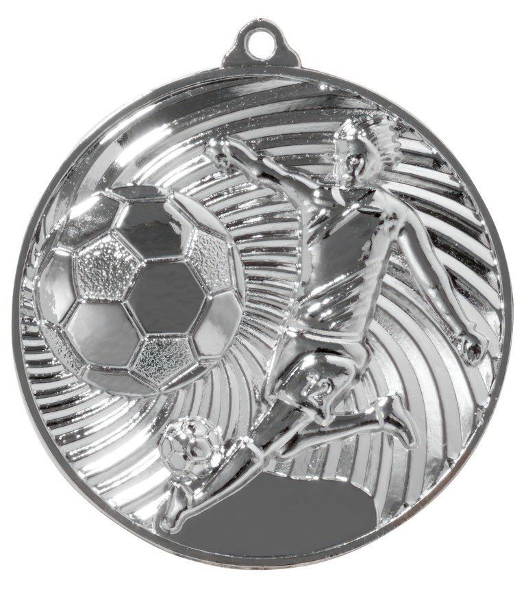 Eine Fußballspieler-Medaille Erfurt 50 mm mit geprägtem Design eines Fußballspielers, der einen Ball kickt, mit Wirbeln im Hintergrund. Von POMEKI.