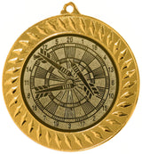 Goldfarbene Medaille mit Dartscheibe und drei steckenden Dartpfeilen, umgeben von einem gemusterten Rand. Medaillen Bochum 70 mm von POMEKI.