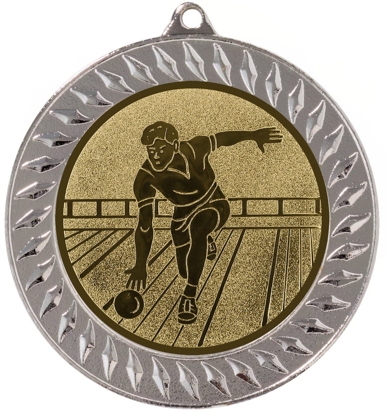 Eine Silbermedaille mit dem eingravierten Bild einer Bowling-Person, dargestellt mitten im Spiel auf einem goldfarbenen Hintergrund. Diese Medaillen Bochum 70 mm besticht durch ein exklusives Design, das wirklich auffällt.