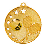 Eine runde Goldmedaille mit einem Tennisball und zwei gekreuzten Tennisschlägern mit Sternen am Rand. Sie weist ein exklusives Design auf und ist aus hochwertigem Material gefertigt: die Tennis-Medaillen Magdeburg 52 mm