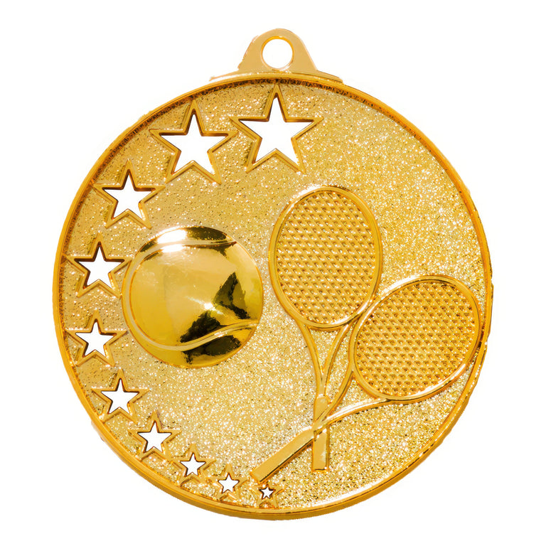 Eine runde Goldmedaille mit einem Tennisball und zwei gekreuzten Tennisschlägern mit Sternen am Rand. Sie weist ein exklusives Design auf und ist aus hochwertigem Material gefertigt: die Tennis-Medaillen Magdeburg 52 mm