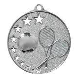 Thumbnail for Die Tennis Medaillen Magdeburg 52 mm sind eine silberne Tennismedaille mit einem Tennisball, zwei gekreuzten Tennisschlägern und mehreren Sternen auf einem glitzernden Hintergrund, gefertigt aus hochwertigem Material für ein exklusives Design.