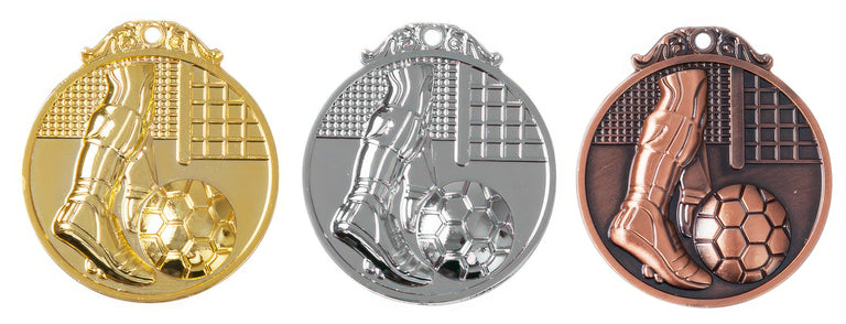 Drei Fußballer-Medaillen Hamm 45 mm mit Fußballmotiven in Gold, Silber und Bronze, jeweils mit einem Reliefdesign eines Fußballs und eines Spielerschuhs.