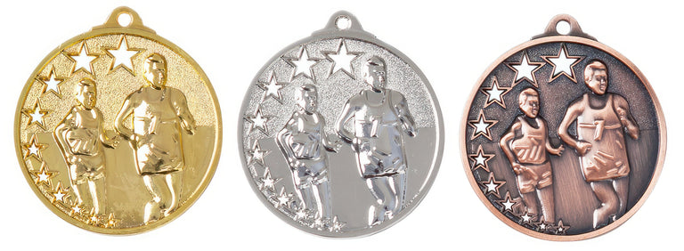 Drei Medaillen in Gold, Silber und Bronze mit Reliefbildern von Athleten und Sternen im Design. Laufen Medaillen Braunschweig 45 mm von POMEKI.