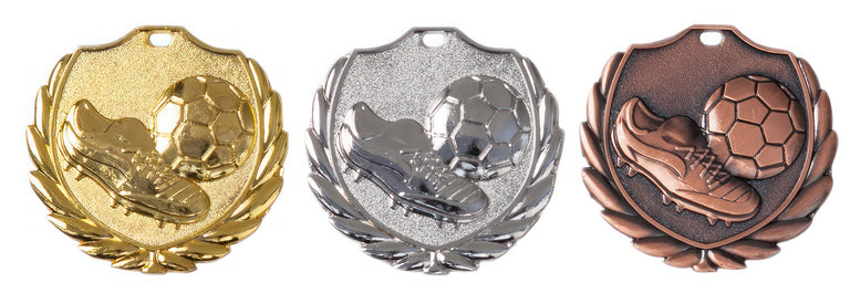 Drei Sportmedaillen (Gold, Silber, Bronze), jede mit Fußball- und Stollendesign und Lorbeerkranzrand. Fußballschuh mit Ball Medaillen Potsdam 49x48 mm von POMEKI.