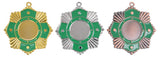 Drei Medaillen Solingen 65 mm werden nebeneinander ausgestellt: eine goldene, eine silberne und eine bronzene. Jede Medaille weist ein exklusives Design mit einem grünen kreuzförmigen Muster in der Mitte auf. Diese aus hochwertigem Material gefertigten Medaillen strahlen Eleganz und Prestige aus.