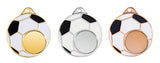 Drei Medaillen mit Fußballmotiven in Gold, Silber und Bronze nebeneinander angeordnet. Jede Fußball Medaille Hagen 50 mm zeigt ein Fußballdesign mit einem einfarbigen Kreis in der Mitte. Perfekt als Auszeichnung oder Erinnerungsstück für jeden Fußballfan.