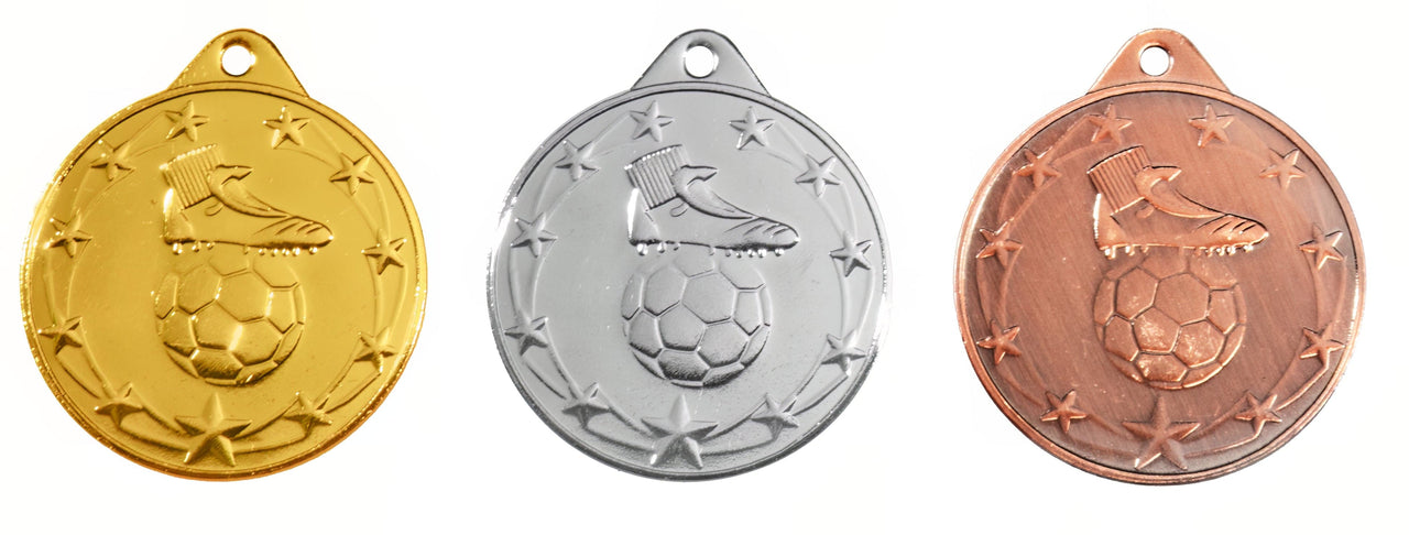 Drei Fußballschuh-Medaillen mit Ball von Krefeld 50 mm PK79332 in den Farben Gold, Silber und Bronze mit Fußballmotiven, jeweils mit einem Fußball- und einem Schuhdesign, umgeben von Sternen.