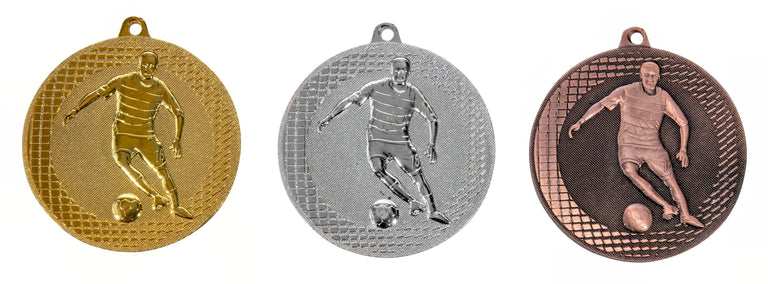 Drei POMEKI Medaillen Rostock 50 mm mit einem Fußballspieler darauf als Auszeichnung.