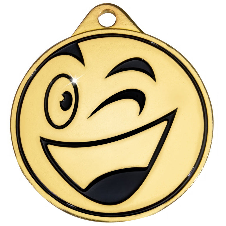 Goldfarbene Medaillen Wiesbaden 45 mm mit einem zwinkernden Smiley-Design als Auszeichnung von POMEKI.