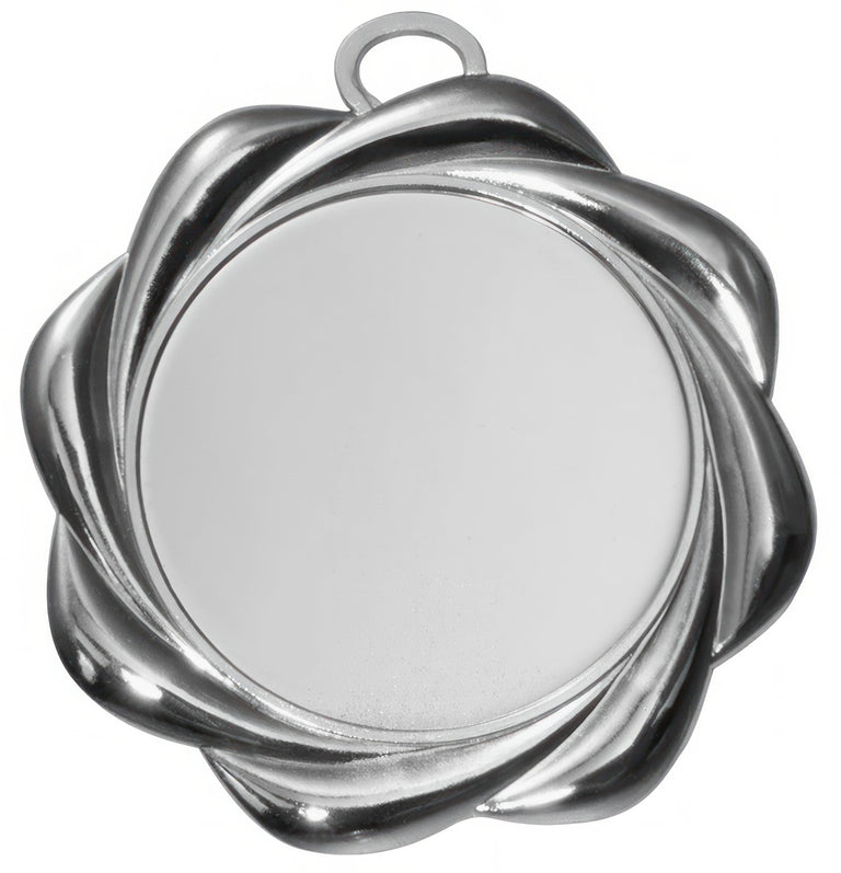 Diese runde Silbermedaille aus hochwertigem Material hat eine leere Mitte und ein gedrehtes, blütenblattartiges Design an den Rändern, das ein exklusives Design zeigt. Das Produkt ist als Medaillen Nürnberg 70 mm bekannt.
