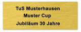 Goldfarbene Plakette mit schwarzem Text zum 30-jährigen Jubiläum „TuS Musterhausen Muster Cup“. Gravurschilder in Gold von POMEKI.