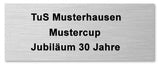 Gravurschilder in der Farbe Silber 34 x 14 mm – 130 x 81 mm mit der Gravur „tus musterhausen muster cup jubiläum 30 jahre“ zur Erinnerung an ein 30-jähriges Jubiläumsereignis.