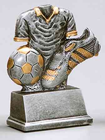 Eine grau-goldene Fußballtrophäe 110 mm PK735957-62592 mit exklusivem Design, bestehend aus einem Fußballtrikot, einem Ball und einem Stollen auf einer rechteckigen Basis.