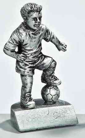 Exquisite Trophäe Fussball Kinder 110 mm PK735976-62589 von einem Kind in Fußballtrikot und Shorts, das auf einer rechteckigen Basis steht und einen Fuß auf einem Fußball hat.