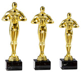 Drei goldene Siegerfiguren der 3er Serie 175 mm – 220 mm mit exklusivem Design, jeweils auf einem schwarzen Sockel stehend, werden in einer Reihe mit abnehmender Höhe von links nach rechts angezeigt.
