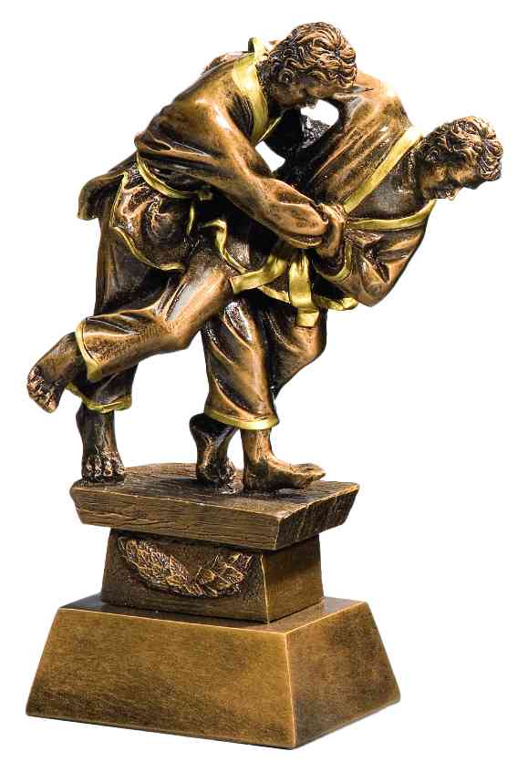 Satz mit Produktname: Trophäe Kampfsport 120 mm PK736803-62589 Skulptur zweier ringender Männer, montiert auf einem Holzsockel, isoliert auf einem weißen Hintergrund, gefertigt aus hochwertigem Material.