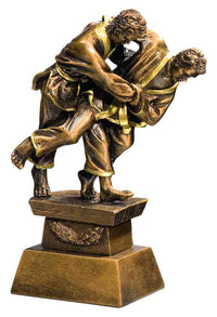 Thumbnail for Satz mit Produktname: Trophäe Kampfsport 120 mm PK736803-62589 Skulptur zweier ringender Männer, montiert auf einem Holzsockel, isoliert auf einem weißen Hintergrund, gefertigt aus hochwertigem Material.