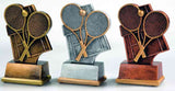 Drei nebeneinander ausgestellte Tennistrophäen in Gold, Silber und Bronze mit geformten Tennisschlägern und Bällen auf jedem Sockel – perfekt als prestigeträchtiges Geschenk oder bemerkenswerte Auszeichnung, die 3-er Serie Tennis 80 mm