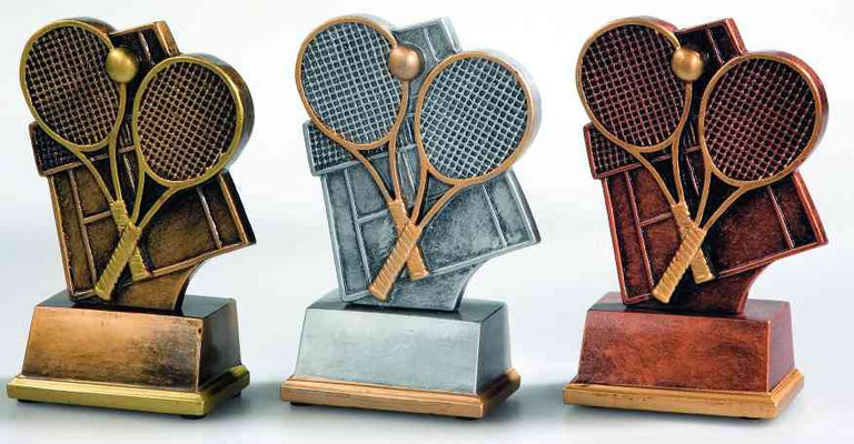 Drei nebeneinander ausgestellte Tennistrophäen in Gold, Silber und Bronze mit geformten Tennisschlägern und Bällen auf jedem Sockel – perfekt als prestigeträchtiges Geschenk oder bemerkenswerte Auszeichnung, die 3-er Serie Tennis 80 mm