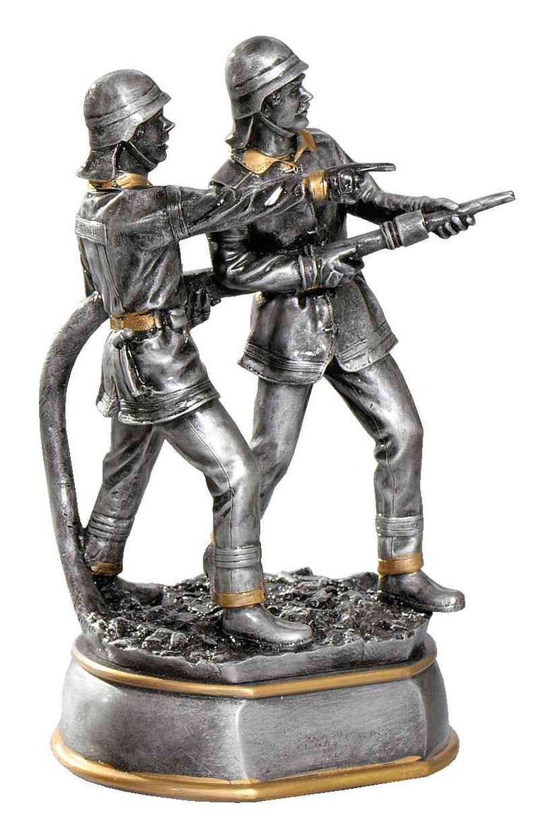 Zwei Feuerwehrmannfiguren in Uniform halten einen Feuerwehrschlauch, wobei eine nach vorne zeigt. Die Figuren sind auf einem verzierten Sockel montiert, was diese Trophäe Feuerwehrmänner 200 mm zu einer perfekten Trophäe für Tapferkeit und Hingabe macht.