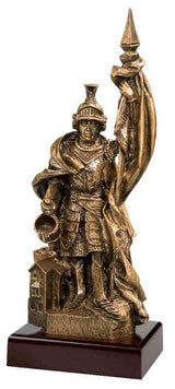 Bronzestatue eines römischen Soldaten, der eine Standarte und einen Helm hält, mit detaillierter Rüstung und einem Mantel geschmückt ist und auf einem dunklen rechteckigen Sockel steht. An der Basis befinden sich kleine Gebäudeskulpturen. Dieses exquisite Stück zeigt exklusives Design und hochwertiges Material, perfekt als vornehme Trophäe St. Florian 450 mm