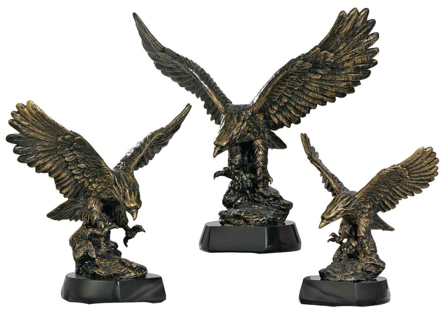Drei bronzefarbene Adlerstatuen mit ausgebreiteten Flügeln, montiert auf schwarzen Sockeln. Diese eleganten Siegersadler der 3er-Serie 205x190 mm - 300x310 mm PK737253-51-3 werden in dynamischen Posen im Flug dargestellt und eignen sich daher perfekt für jede Auszeichnungszeremonie.