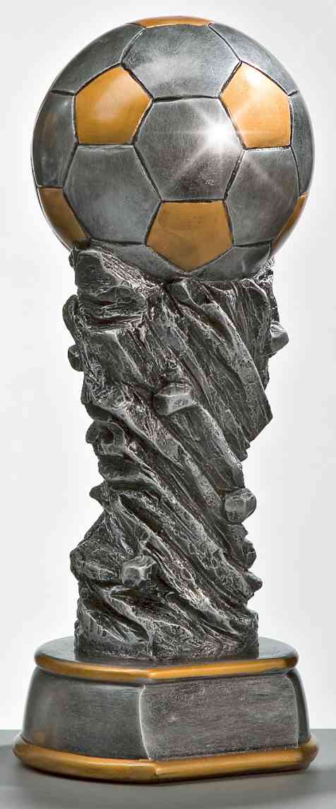 Eine 3er Serie Fußball 300 mm – 450 mm PK737350-3 mit einer Fußball-Skulptur an der Spitze, montiert auf einem strukturierten, felsähnlichen Sockel, präsentiert ein exklusives Design aus hochwertigem Material.