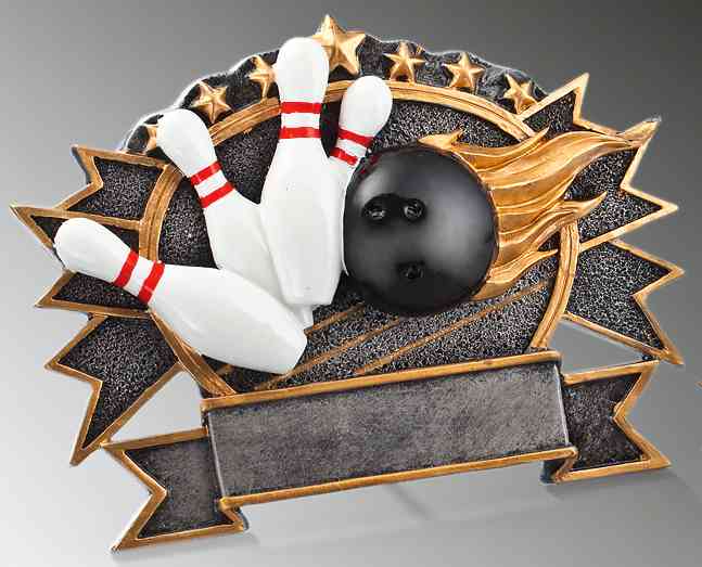 Eine dekorative Trophäe Bowling/Kegel 155 mm x 213 mm PK737637-62593 mit einer schwarzen Bowlingkugel und drei Bowlingkegeln vor einem Sternenhintergrund. Der Sockel hat eine leere, rechteckige Plakette, was ihn zum perfekten Ehrenpreis für jeden Anlass macht.