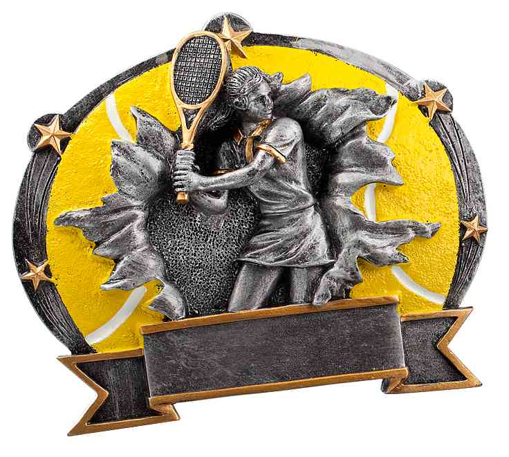 Hochwertige Trophäe mit einer Tennisfigur, die einen Schläger hält, vor einem gelben Hintergrund mit Sternen. Ein leerer Band am Boden ermöglicht individuelle Auszeichnungen. Diese besondere Trophäe gehört zur 2-er Serie Tennis Damen 112x138 mm – 165x202 mm PK737640-39-2.