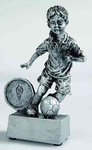 Eine silberne Sporttrophäe „Fußball Kinder“ 120 mm PK737824-62589 zeigt einen kleinen Jungen, der mit einem Fußball dribbelt. Sie ist auf einem rechteckigen Sockel mit einem Fackelemblem im Hintergrund montiert und zeigt ein exklusives Design aus hochwertigem Material., trophäe fussball, trophäen fussball