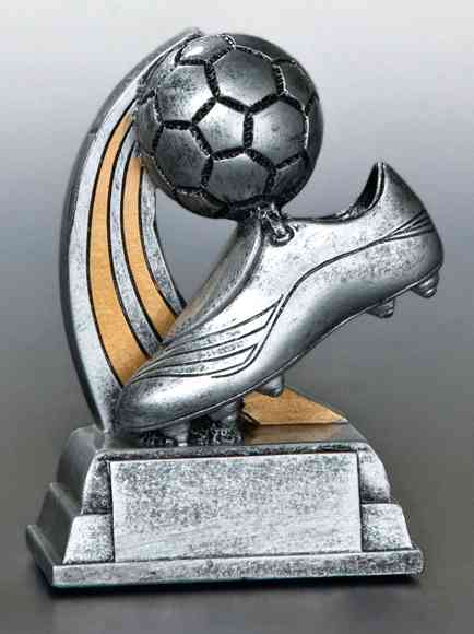 Ein 3er Serie Fußball 100 mm – 130 mm PK738543-41-3 zeigt einen Fußball über einem detaillierten Fußballschuh, der auf einer rechteckigen Basis angebracht ist.