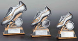 Drei Fußballschuh-Trophäen der 3er-Serie Fußball mit silbernem Design und goldenen Details an den Schuhen, auf quadratischen Sockeln mit Platz für Inschriften, in absteigender Größe (104 mm bis 142 mm). Von POMEKI.