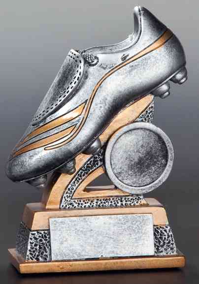 Der 3-er Serie Fussball 104 mm – 142 mm Fußballschuh mit goldenen Akzenten, montiert auf einem Sockel und mit einer kleinen runden Plakette für Inschriften, zeigt ein exklusives Design.