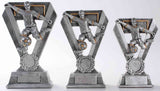 Drei silberne Trophäen in absteigender Größe mit Fußballspieler, Ball, Tornetz und Lorbeerkranz-Emblem. 3-er Serie Fussball 163 mm - 203 mm von POMEKI.